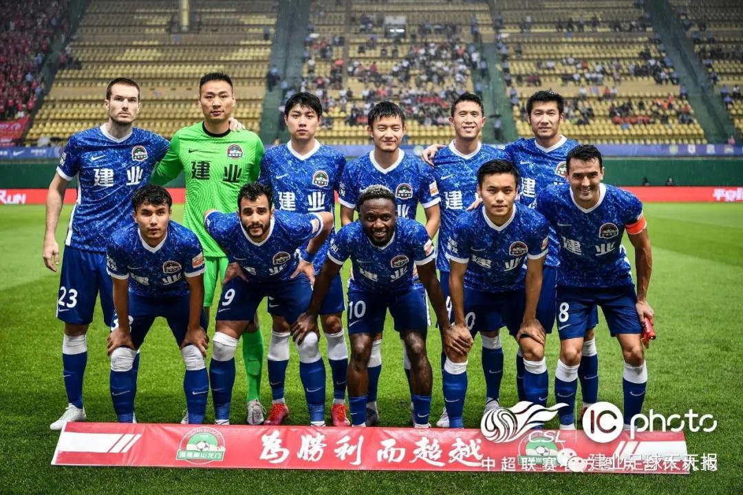 أولكسندر أوسيك يحتفظ بلقب الوزن الثقيل بعد فوز حاسم على تايسون فيوري في الرياض